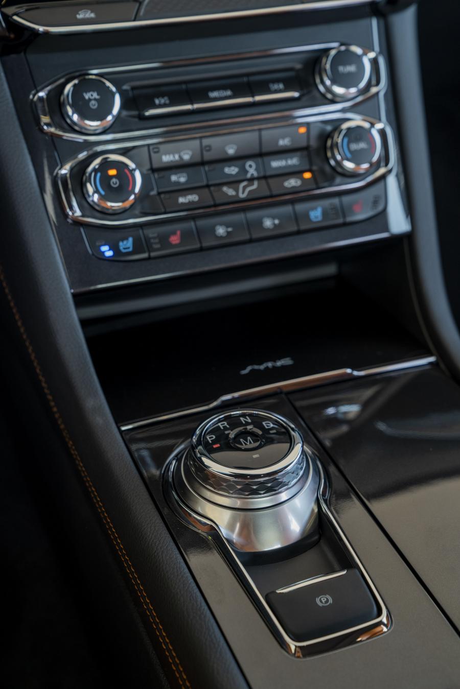 Детали интерьера Ford Taurus Titanium 2019 года  (UAE) (фото 9 из 10)